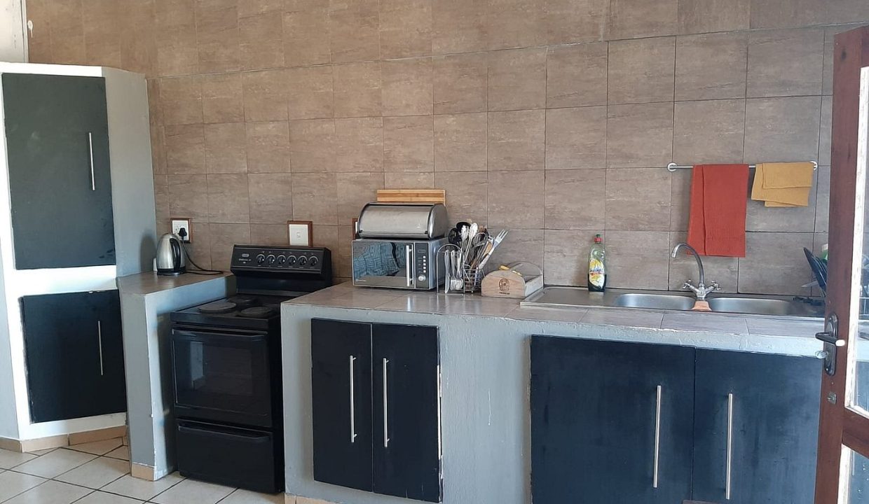 4-bedrooms-house-kitchen