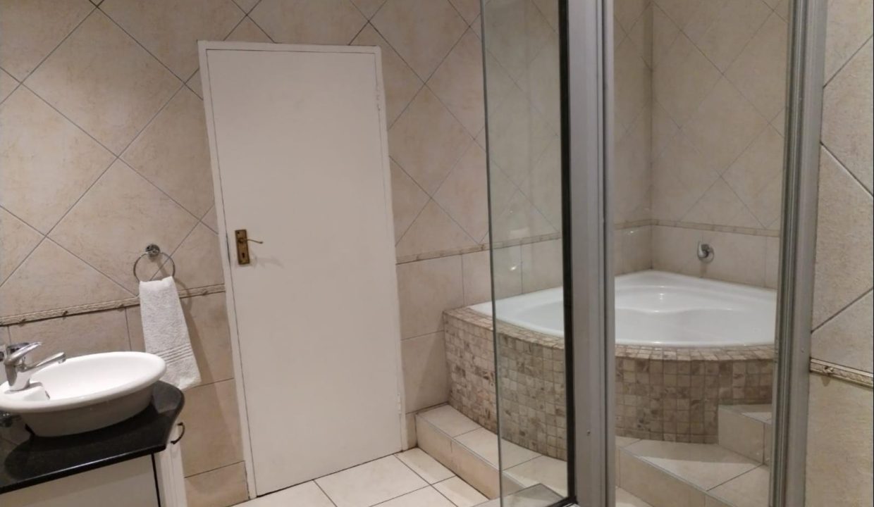 978252